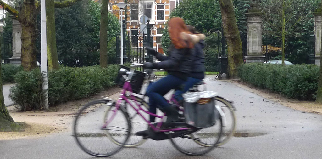 Zakaz używania smartfonów podczas jazdy na rowerze