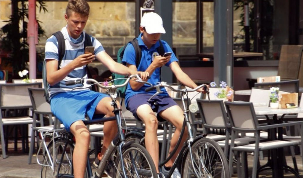 Zakaz używania smartfonów podczas jazdy na rowerze