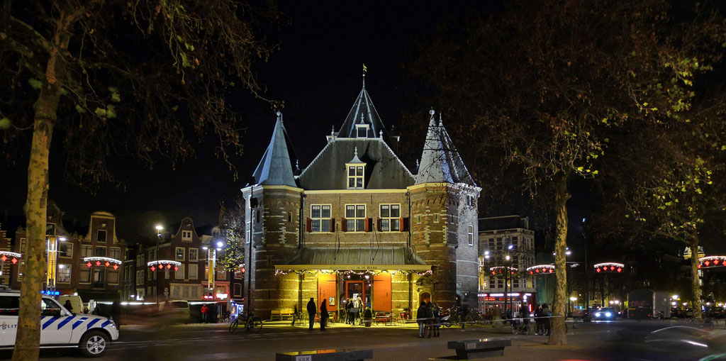 Nowy Rynek z budynkiem Wagi