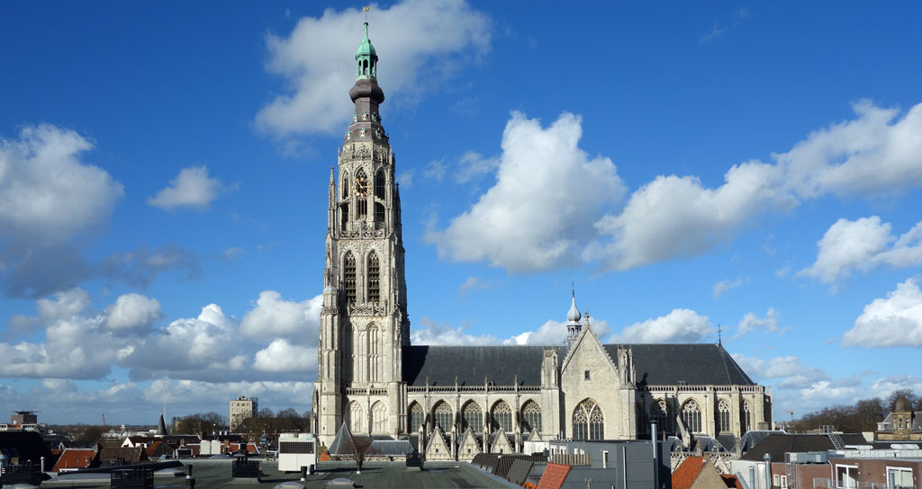 wieża gotyckiego kościoła w Bredzie