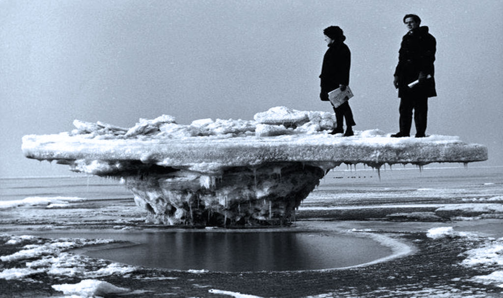 lód przy odpływie morza