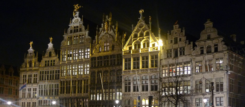 fasady kamienic w Antwerpii