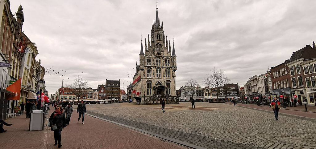 rynek Goudy z ratuszem