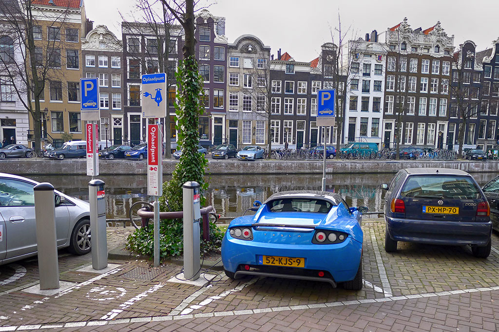 samochód elektryczny Tesla w Amsterdamie