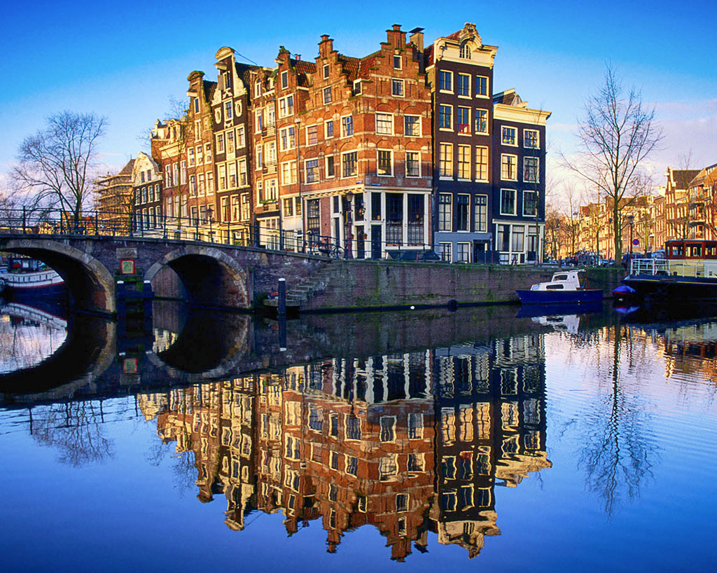 krzywe kamienice w Amsterdamie