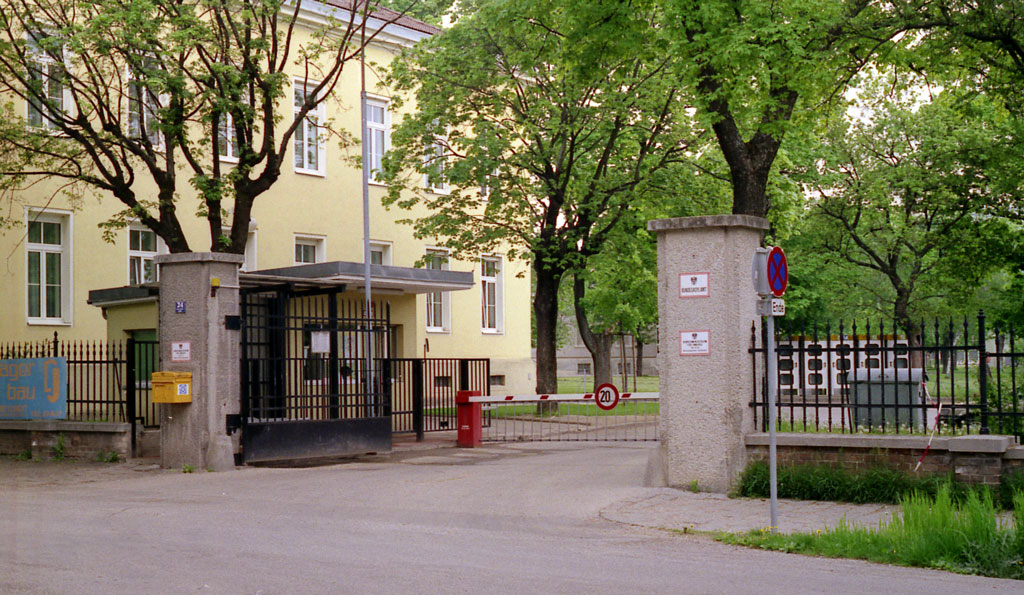 Brama obozu dla uchodźców w Traiskirchen, Austria