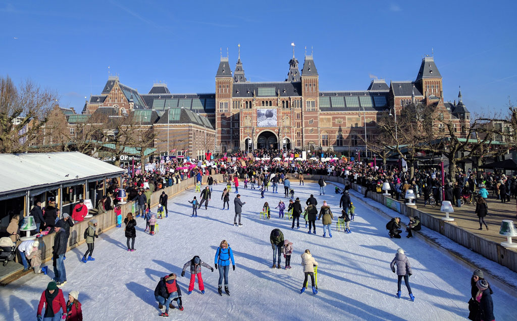 Plac Muzealny Amsterdamu zimą