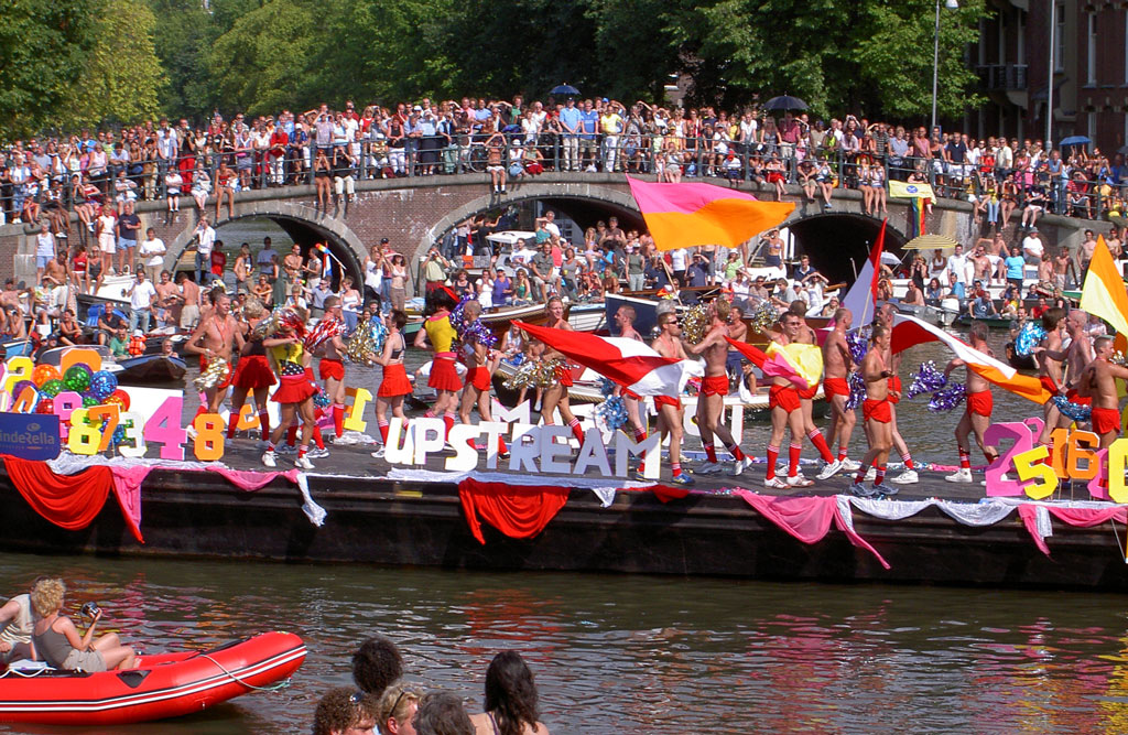 Amsterdamska Parada Równości na kanałach miasta.
