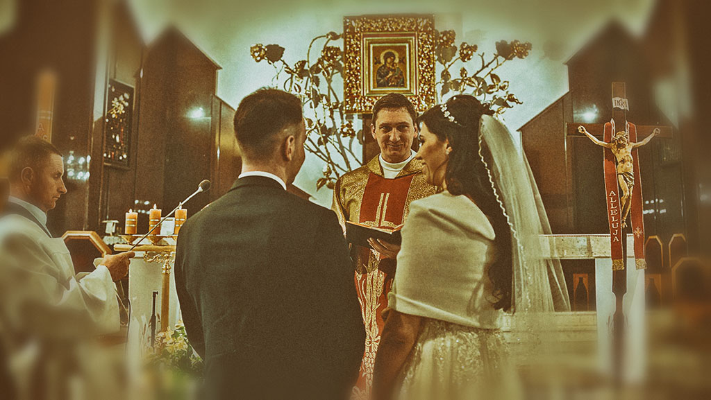 ślub przed ołtarzem w Polsce